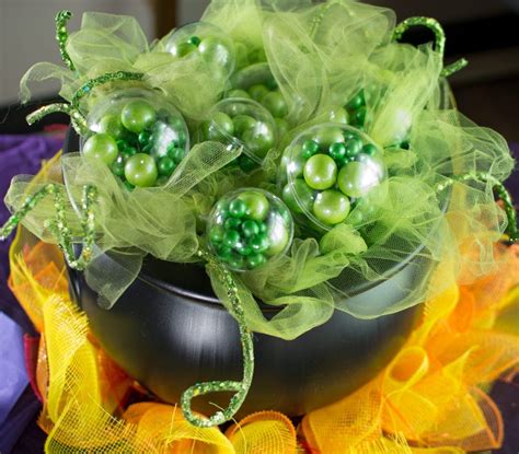 Decorating ideas for witch cauldron candy holders: add a touch of magic to your Halloween party